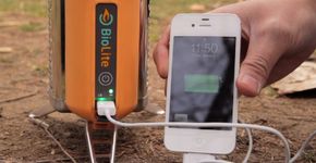Fogareiro portátil carrega seu celular enquanto cozinha o jantar