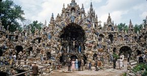 Durante 42 anos, um padre trabalhou na construção de um altar, usando pedras preciosas e mais de 100 vagões carregados com pedra.