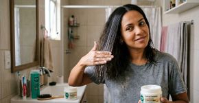 Como fazer um tratamento caseiro que reduz o frizz intenso na primeira aplicação