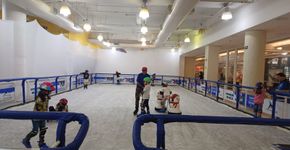 Pista de patinação no gelo é atração no Shopping ABC
