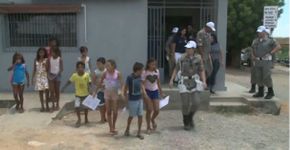 PMs tiram crianças de lixão e oferecem aulas de reforço escolar
