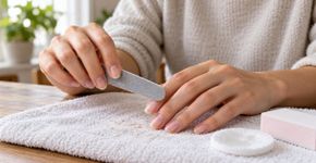 A técnica de manicure que deixa o esmalte durando 2 semanas sem descascar