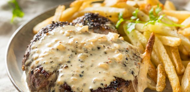 Faça um filé mignon ao molho de gorgonzola para impressionar no jantar