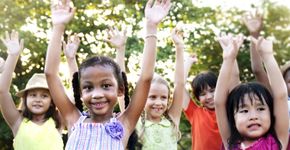 Brincando junto x brincando sozinho: a importância das crianças se divertirem juntas