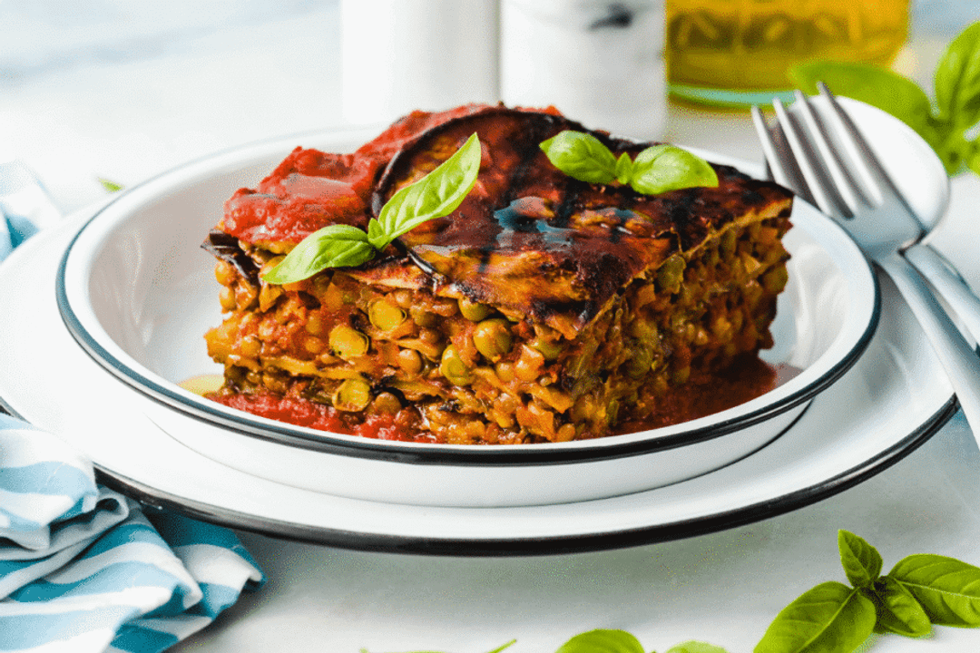 Lasanha de berinjela com lentilha (Imagem: IriGri | Shutterstock)