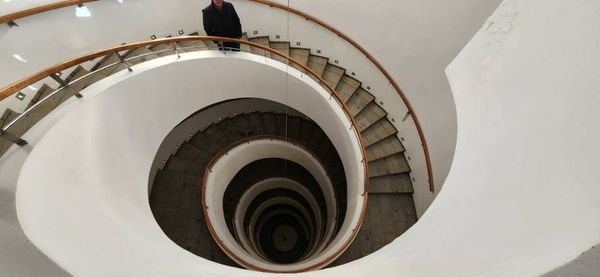 A escada que leva à adega, que foi construída na montanha em formato vertical 
