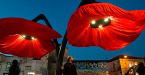 Luminárias de flores gigantes se abrem toda vez que você passa por elas