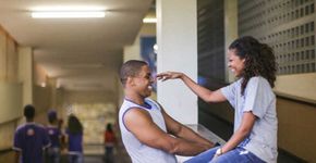 Casal faz ensaio pré-casamento no colégio onde se conheceu