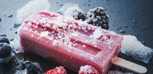 Saiba como fazer o melhor picolé de frutas vermelhas em casa