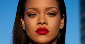 Rihanna faz tutorial de maquiagem e exibe bocão vermelho