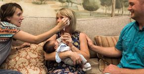 Após adoção, mãe biológica enxuga lágrima de mãe adotiva