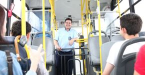 Motorista de ônibus esbanja gentileza e alegra o dia dos passageiros