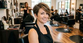 O corte pixie alongado está em alta novamente para valorizar os traços do rosto e transmitir personalidade ao visual