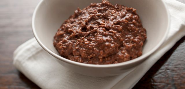 Mingau de chocolate quentinho para os dias frios
