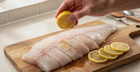 7 truques de cozinha para eliminar o cheiro forte do peixe antes do preparo e garantir um sabor mais suave