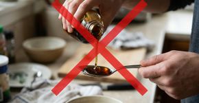 Medir remédio líquido infantil com uma colher de cozinha parece mais prático, mas ela não substitui um dosador adequado: a FDA recomenda usar o dispositivo de medição fornecido com o medicamento