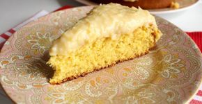 Bolo de milho com cobertura de coco de dar água na boca