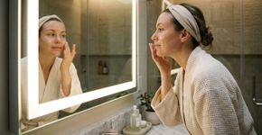 Os dermatologistas concordam: passar o creme para acne só em cima da espinha é um dos erros que mais atrasam o tratamento, o certo é aplicar em toda a área