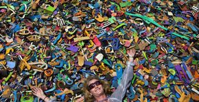 Chinelos velhos viram obras de arte em projeto sustentável no Quênia