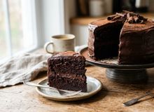 Featured side: Uma colher de café solúvel durante o preparo do bolo de chocolate: para que serve e por que é recomendado?