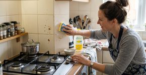 A parede perto do fogão ganhou pequenas manchas de gordura? Um ingrediente pode ajudar