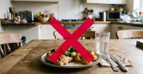 Cheirar a comida para decidir se a sobra ainda está boa parece suficiente, mas no Canadá a orientação é não confiar apenas no odor, aparência ou sabor: alimentos contaminados podem não apresentar sinais perceptíveis