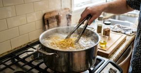 Os chefs italianos concordam: “O macarrão não é cozido com azeite na água, mas com muito sal e água em abundância”