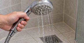 Nem bicarbonato de sódio nem vinagre: a maneira ideal de remover o calcário dos ralos do chuveiro e evitar a redução da pressão da água