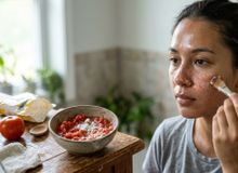 Featured side: Mistura fácil de tomate com amido de milho promete diminuir poros e a oleosidade da pele