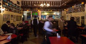 Bar Léo completa 85 anos e transforma a rua em festa com chorinho, chope e parceria entre bares