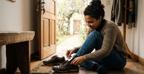 Guardar uma moeda dentro do sapato: para que serve e quando fazer esse ritual simples