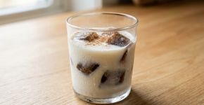 Coloque café em um saco com fechamento zip e deixe no freezer por 3 horas: o gelo saborizado é perfeito para aproveitar o verão