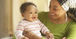 Desenvolvimento dos 0 aos 12 meses: dicas para brincar com seu bebê