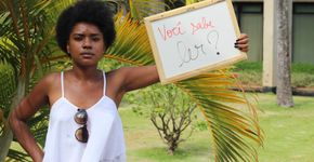 Projeto mostra estudantes negros segurando frases preconceituosas que já ouviram