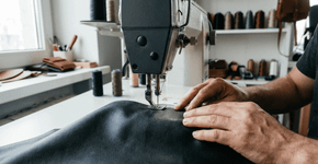 Como costurar corino ou couro sintético sem o tecido grudar no pezinho da máquina e travar o ponto