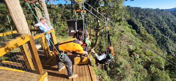Outra atração é a  Slow Drop, descida guiada e totalmente controlada em cabo de aço, semelhante a uma tirolesa
