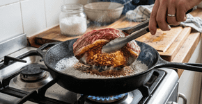 Sal grosso na frigideira, o que acontece quando ele é colocado antes de grelhar a carne