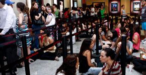 Que tal assistir às estreias do cinema em casa, sem pegar fila?