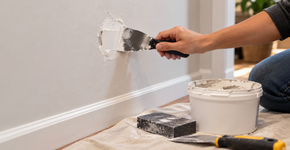 Como reparar drywall por conta própria, segundo especialistas em construção.