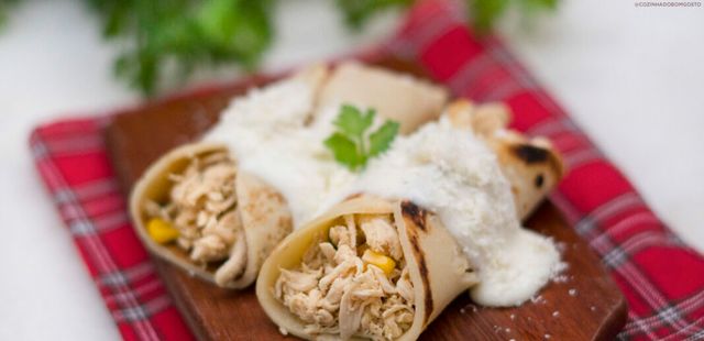 Panqueca cremosa de frango com molho branco