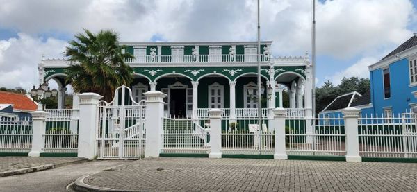Passeios de tuk-tuk são ideais para explorar capital Willemstad
