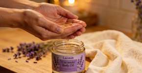 O ritual de autocuidado perfeito para antes de dormir usando óleo corporal de coco e lavanda