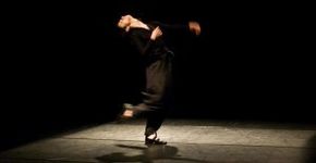 Dança expandida: Como risco em papel