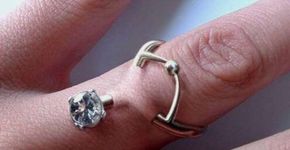 Piercing no dedo substitui alianças de casais diferentões