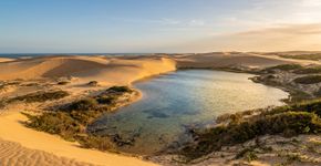 Dunas móveis, manguezais, lagoas temporárias e uma faixa marítima de 1 quilômetro: o parque cearense de 8.850 hectares onde a Pedra Furada e um farol a 95 metros dominam a paisagem