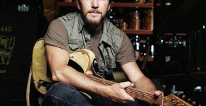 Eddie Vedder pausa show para expulsar homem que agredia mulher