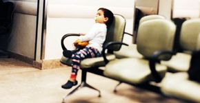 Filho de 3 anos acompanha pai em hospital sem reclamar