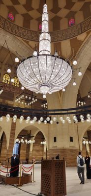 Interior da linda mesquita Al Fateh Grand Mosque