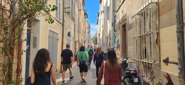 Le Panier é famoso por suas ruas estreitas e sinuosas, fachadas coloridas, ateliês e murais vibrantes de arte urbana que transformam suas ladeiras em um museu a céu aberto