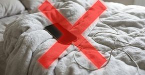 Deixar celular ou notebook carregando sobre a cama parece mais confortável, mas superfícies macias dificultam a dissipação do calor: especialistas britânicos recomendam evitar carregar aparelhos sobre camas e sofás